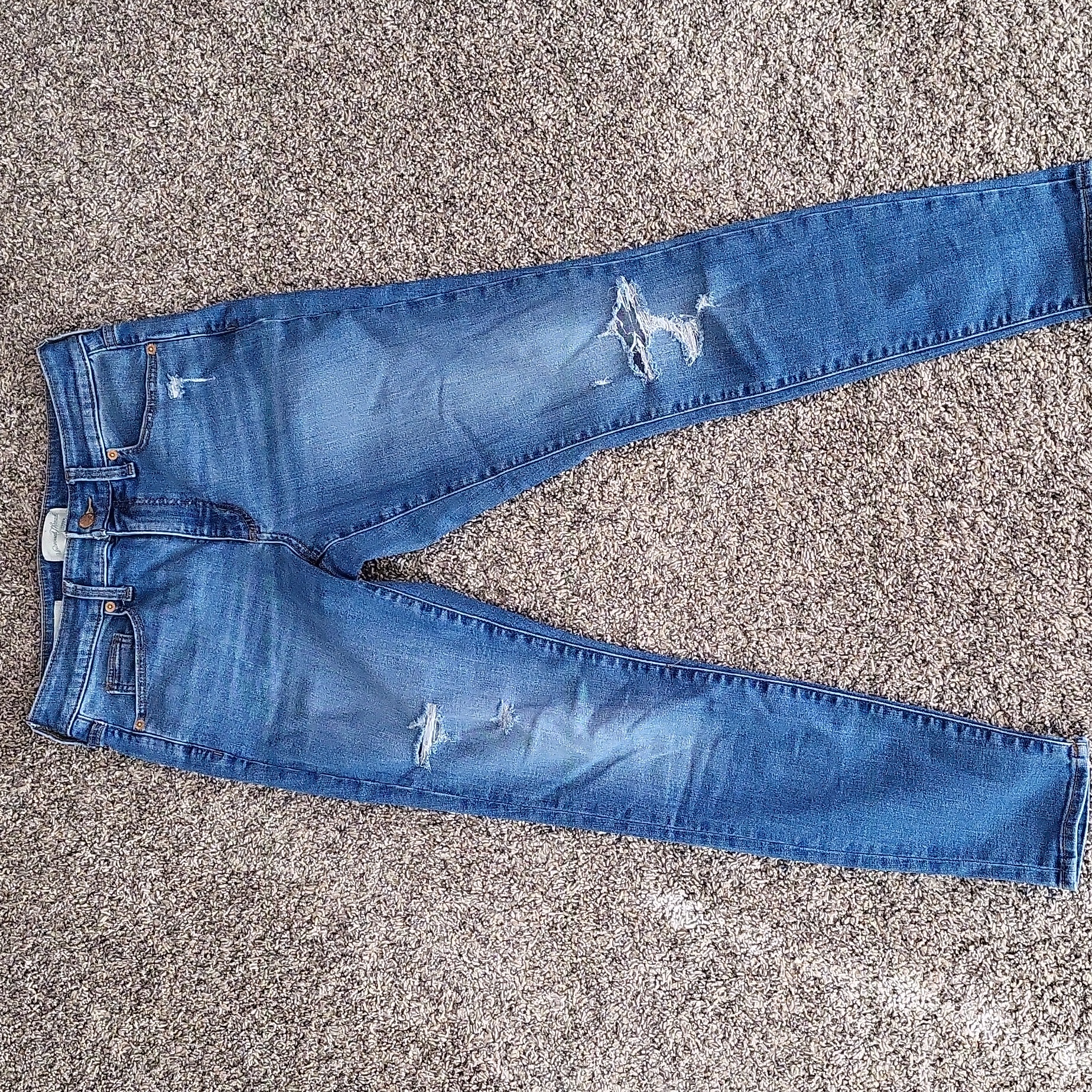 --Universal Threads Jeans